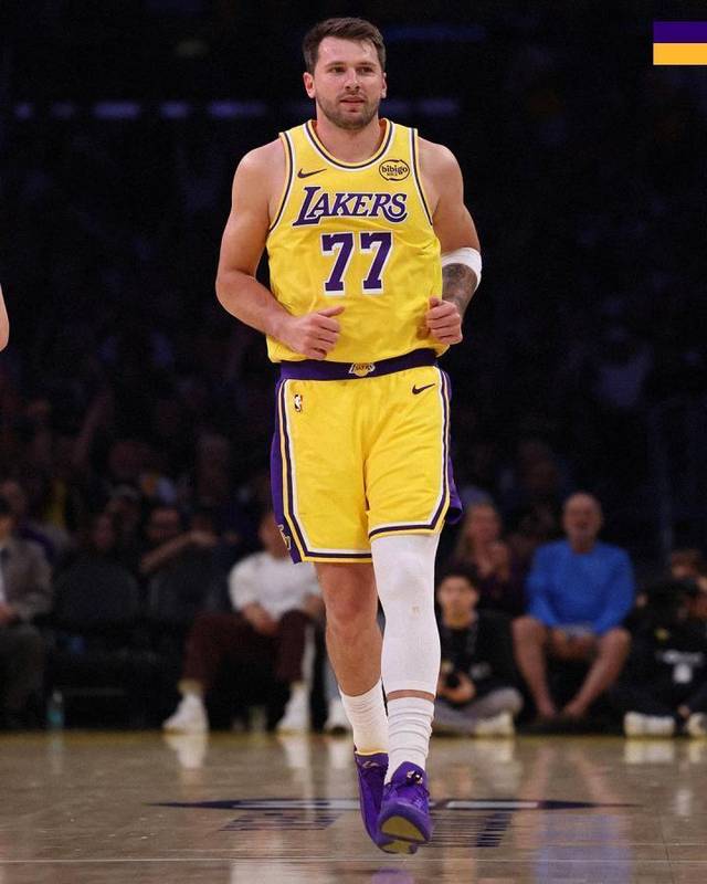  东契奇火力全开，湖人险胜火箭；首三节强势压制，末节惊险守住胜果 体育新闻 东契奇火力全开，湖人险胜火箭；首三节强势压制，末节惊险守住胜果 体育新闻 东契奇火力全开，湖人险胜火箭；首三节强势压制，末节惊险守住胜果 体育新闻