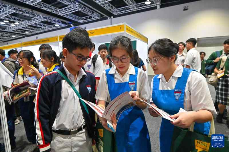  马来西亚学生热情高涨，赴华留学展点燃未来梦想。 教育招生