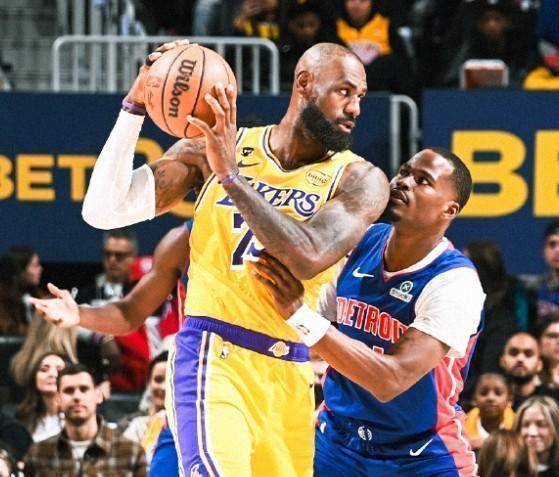  湖人客战活塞惜败连胜终止；詹姆斯准三双却难挽败局，上半场得分挂零引关注。 体育新闻